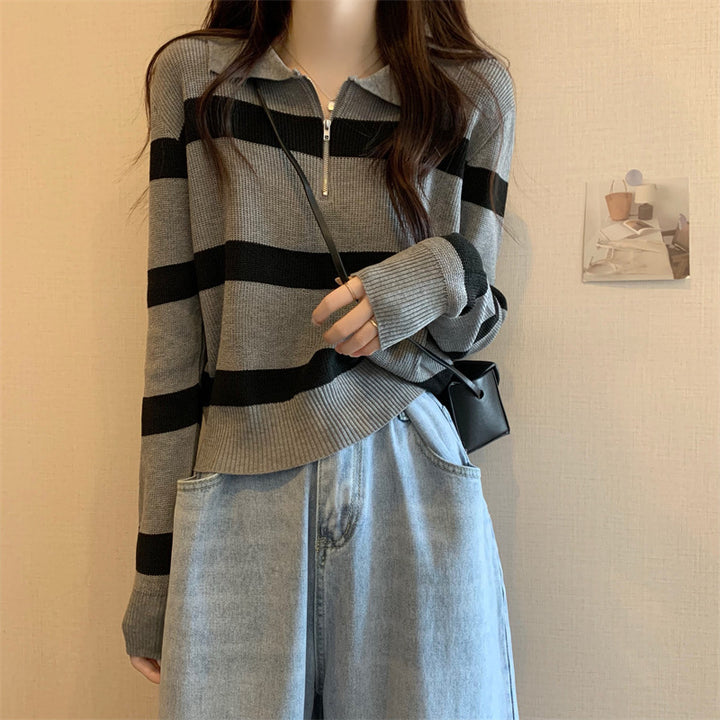 Gestreifter Strickpullover mit Polo-Kragen und Reißverschluss