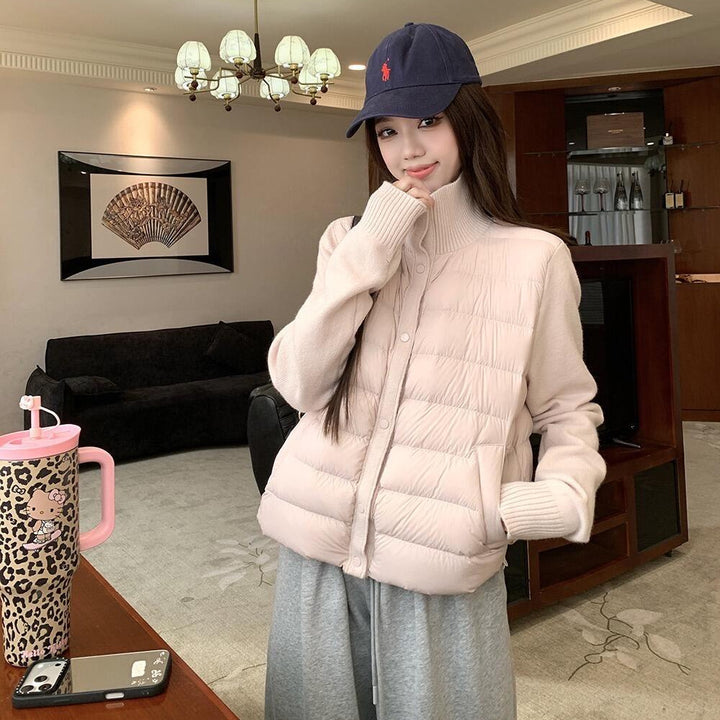 Kurze Damen-Daunenjacke mit Strickärmeln