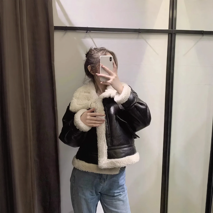 Gefütterte Kunstlederjacke mit Lammfell-Optik und Schnürung