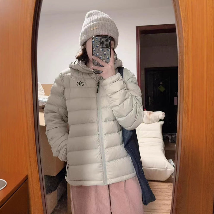 Kurze Daunenjacke mit Kapuze und Print