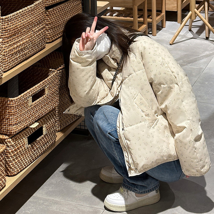 Kurze Damen-Steppjacke mit Stehkragen und Blumenmuster