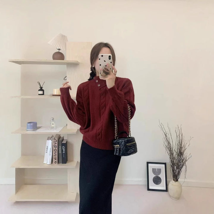 Kurzer Zopfmuster-Pullover mit asymmetrischem Ausschnitt