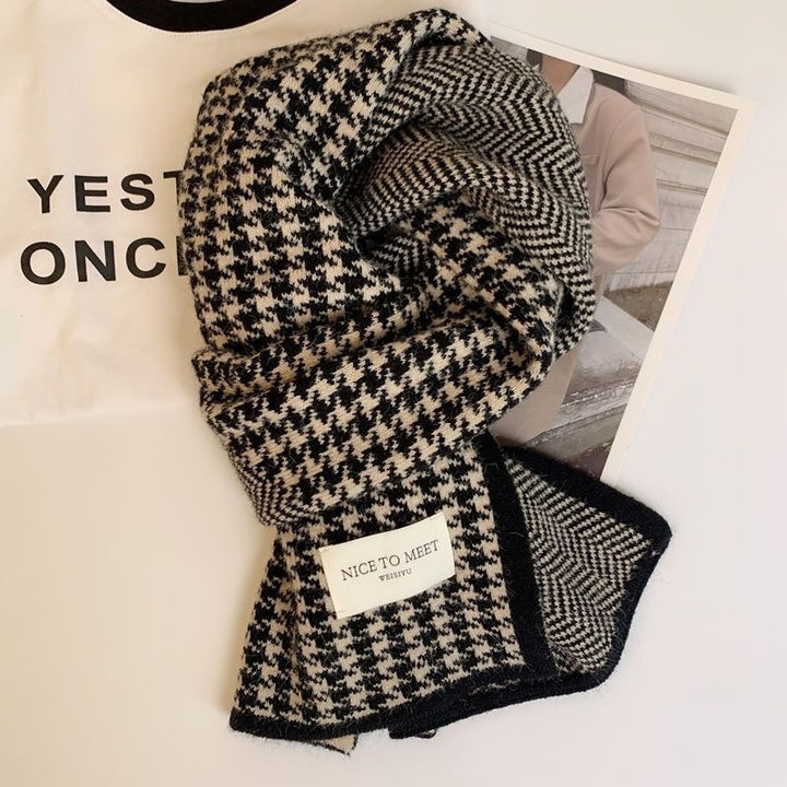 Strickschal mit Hahnentrittmuster