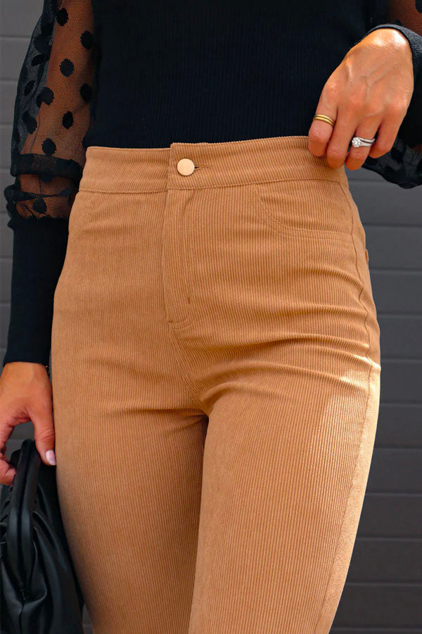 Drune | Rosiedress Ein-Knopf-Baumwollcord-Flare-Hose mit Taschen