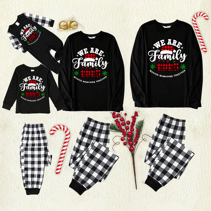 Drune | "Wir sind Familie2025" Santa Hut Monogramm Druck Schwarz Langarmshirt mit Schwarz-Weiß karierten Hosen Familien passende Pyjamas