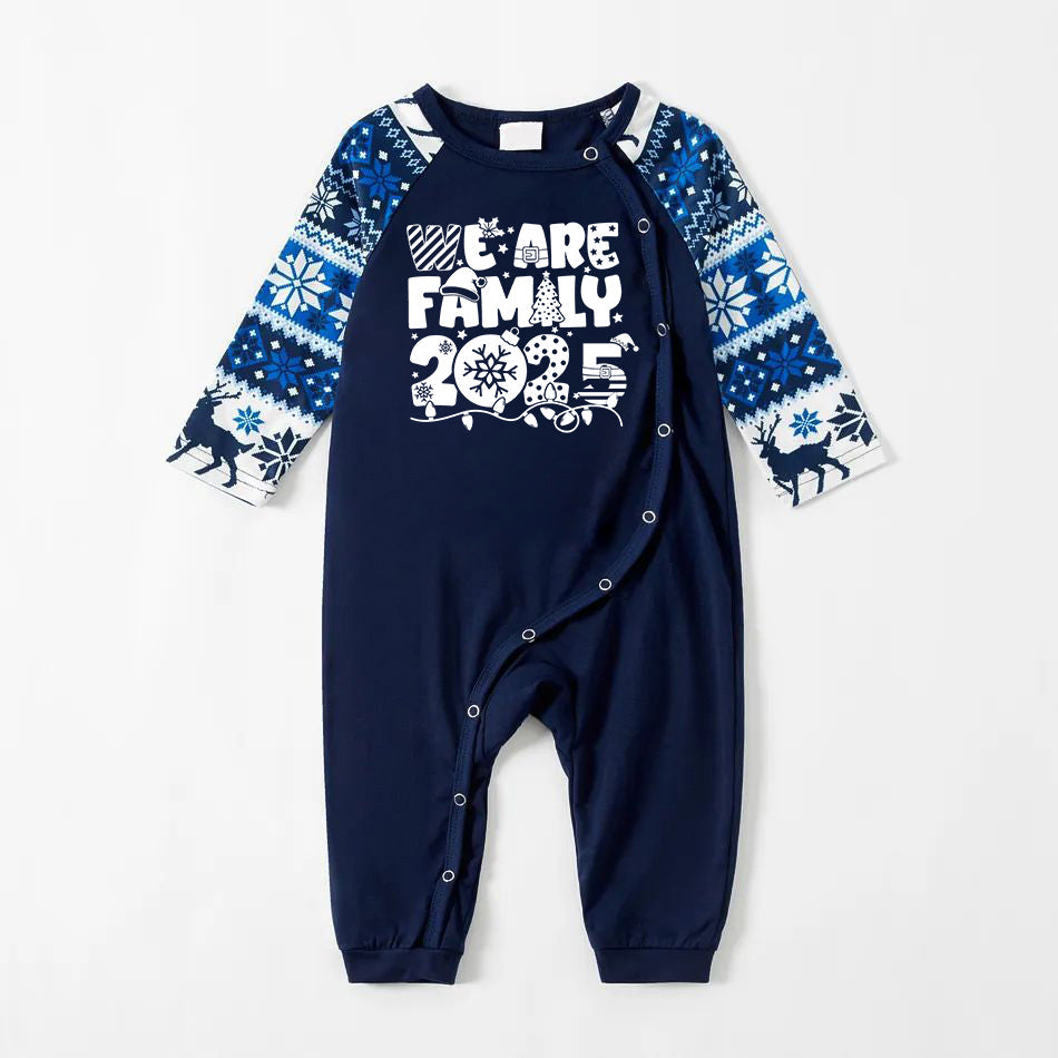 Drune | Wir sind Familie 2025 Weihnachts-Pyjama-Set - Marineblaues Oberteil Blaue und Weiße Nordische Musterhosen Weiße Textgrafik