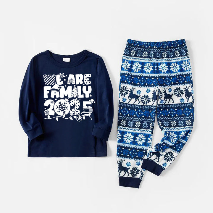 Drune | Wir sind Familie 2025 Weihnachts-Pyjama-Set - Marineblaues Oberteil Blaue und Weiße Nordische Musterhosen Weiße Textgrafik
