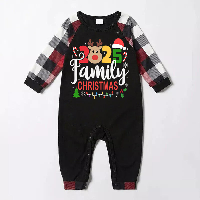Drune | "2025 FAMILIENWEIHNACHTEN" Bunter Text und Hirsch- & Schneeflockenbedrucktes Muster - Schwarzes Oberteil mit Rot- & Schwarz- & Weißkarierten Ärmeln - Familienpassende Pyjamas