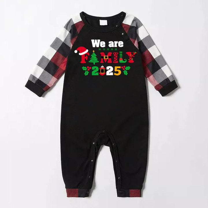 Drune | Weihnachten Wir sind Familie 2025 Buchstaben Druck Rot & Schwarz & Grau & Weiß Karierter Familienpassender Schlafanzug mit Hund
