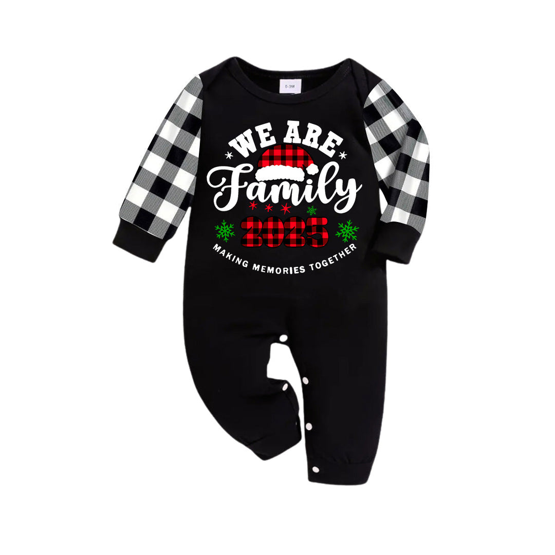 Drune | "Wir sind Familie2025" Santa Hut Monogramm Druck Schwarz Langarmshirt mit Schwarz-Weiß karierten Hosen Familien passende Pyjamas