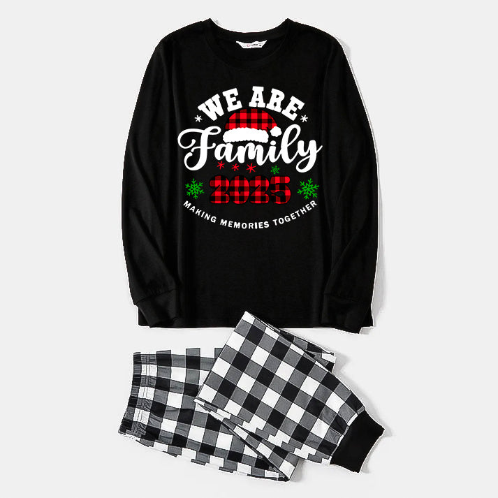 Drune | "Wir sind Familie2025" Santa Hut Monogramm Druck Schwarz Langarmshirt mit Schwarz-Weiß karierten Hosen Familien passende Pyjamas