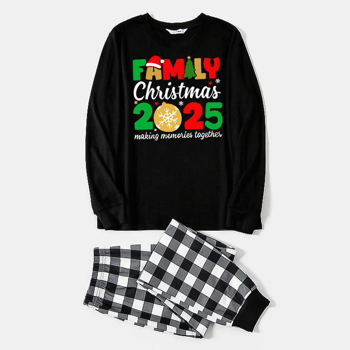 Drune | "Familienweihnachten 2025" Süßer Text und Weihnachtsmannhut Druck Schwarz Langarmoberteil mit Schwarz-Weißen Karohosen Familienpassende Pyjamas