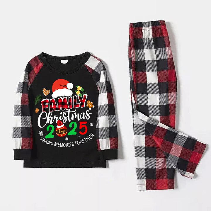 Drune | Santa-Haube und "Familienweihnachten 2025" Farbiger Text Gedrucktes Muster - Schwarzer Oberteil mit Rot&Schwarz&Weiß Karierten Ärmeln - Familienpassende Pyjamas