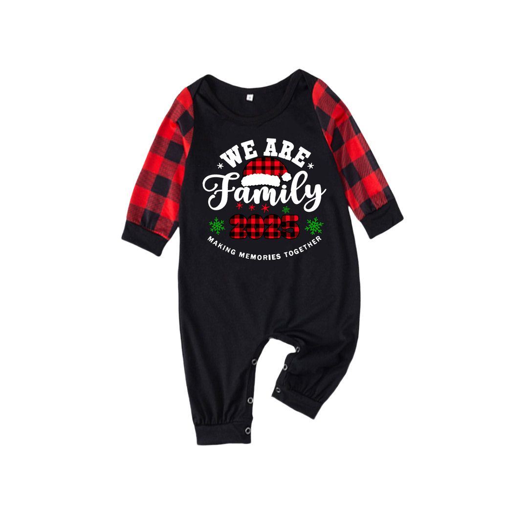 Drune | "Wir sind Familie2025" Weihnachtsmann-Haube Monogramm Druck Buchstabe Schwarz & Rot Karo Familie passende schwarze Pyjamas