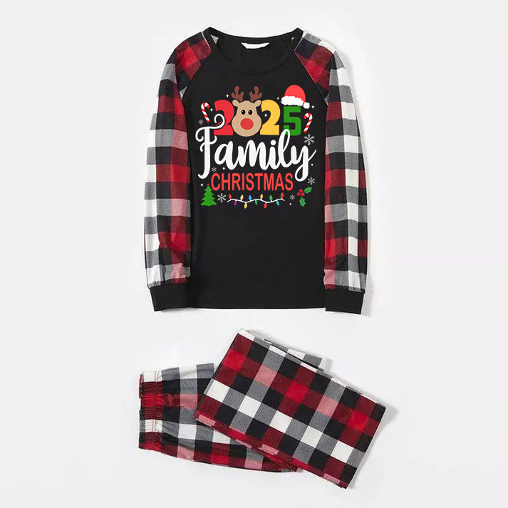 Drune | "2025 FAMILIENWEIHNACHTEN" Bunter Text und Hirsch- & Schneeflockenbedrucktes Muster - Schwarzes Oberteil mit Rot- & Schwarz- & Weißkarierten Ärmeln - Familienpassende Pyjamas
