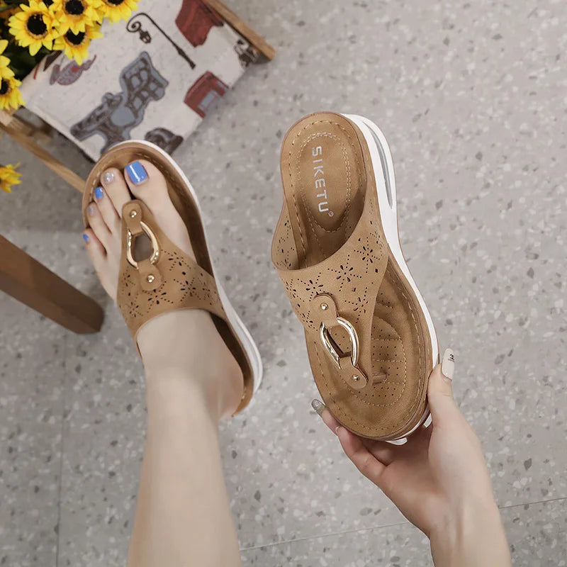 Drune - Bequeme Flip-Flops mit Keilabsatz und Luftpolster