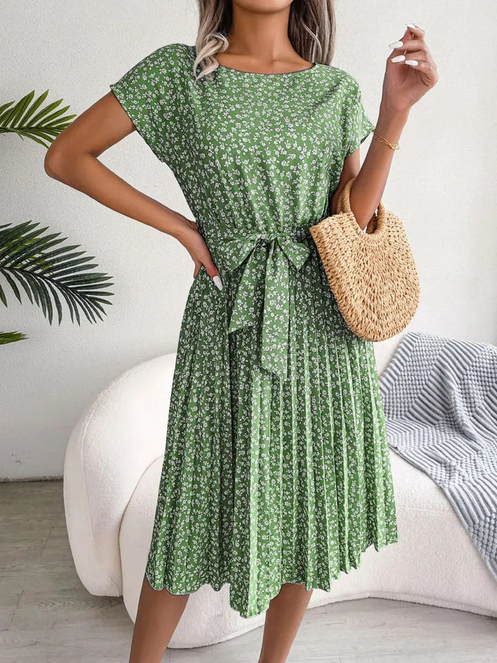 Drune | Kleid mit Kurzen Ärmeln und Eleganten Falten Blumen