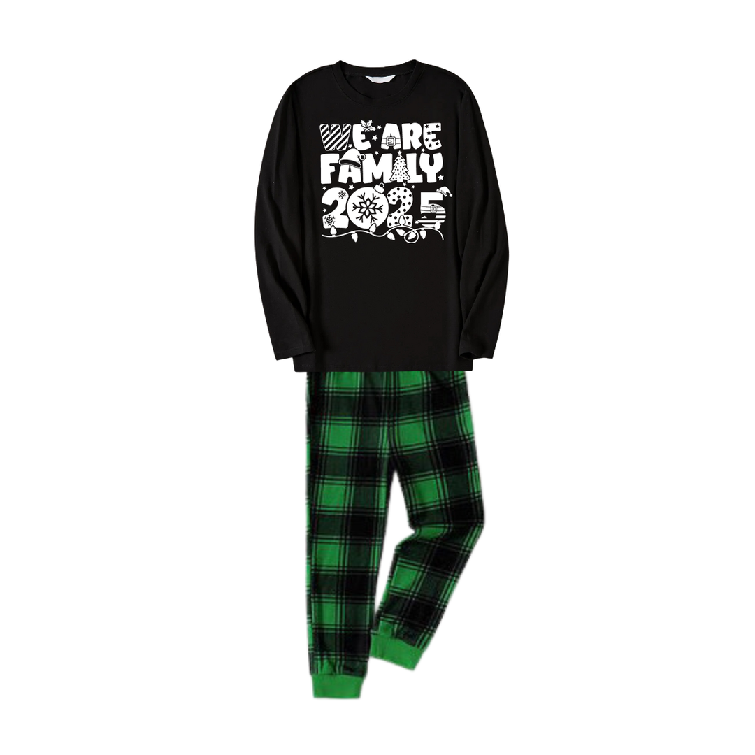 Drune | We Are Family 2025 Weihnachts-Pyjama-Set - Schwarzes Oberteil Grüne und schwarze Karohose Weiße Textgrafik