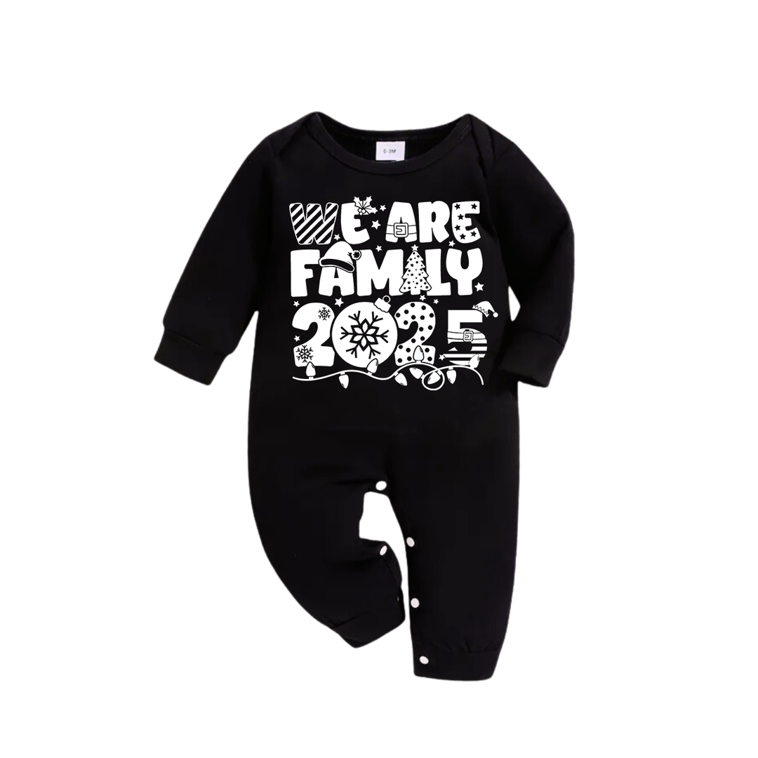Drune | We Are Family 2025 Weihnachts-Pyjama-Set - Schwarzes Oberteil Grüne und schwarze Karohose Weiße Textgrafik