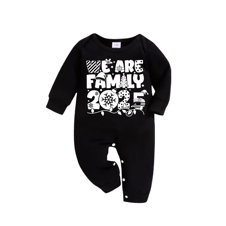 Drune | We Are Family 2025 Weihnachts-Pyjama-Set - Schwarzes Oberteil Grüne und schwarze Karohose Weiße Textgrafik