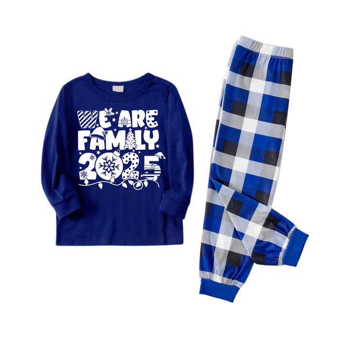 Drune | We Are Family 2025 Weihnachts-Pyjama-Set - Navy Oberteil Blaue und Weiße Karohose Weiße Textgrafik