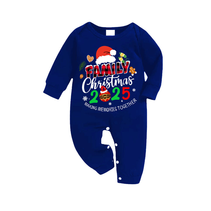 Drune | "Familienweihnachten 2025 Erinnerungen gemeinsam schaffen" Text und Weihnachtsmannmütze bedruckte blaue und weiße karierte Familien-Pyjamas
