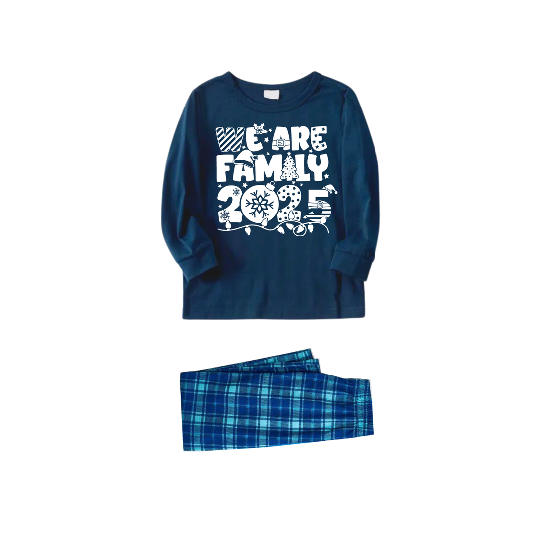 Drune | We Are Family 2025 Weihnachts-Pyjama-Set - Marineblaues Oberteil Blaue Karohose Weißer Text Grafik