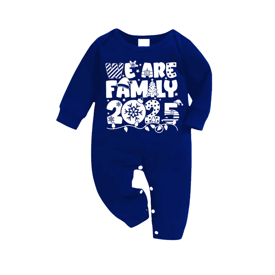 Drune | We Are Family 2025 Weihnachts-Pyjama-Set - Navy Oberteil Blaue und Weiße Karohose Weiße Textgrafik