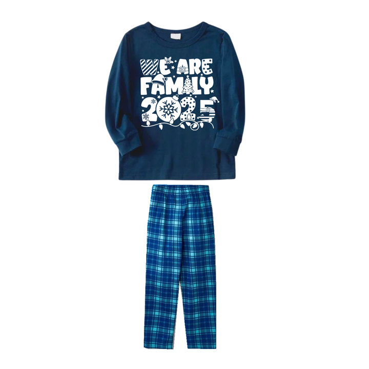 Drune | We Are Family 2025 Weihnachts-Pyjama-Set - Marineblaues Oberteil Blaue Karohose Weißer Text Grafik