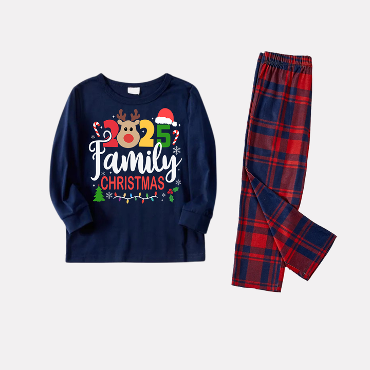 Drune | "Familienweihnachten 2025" Text und Rehprints Blau Langarmshirt mit Rot-Blau Karierten Hosen Weihnachts passende Schlafanzüge