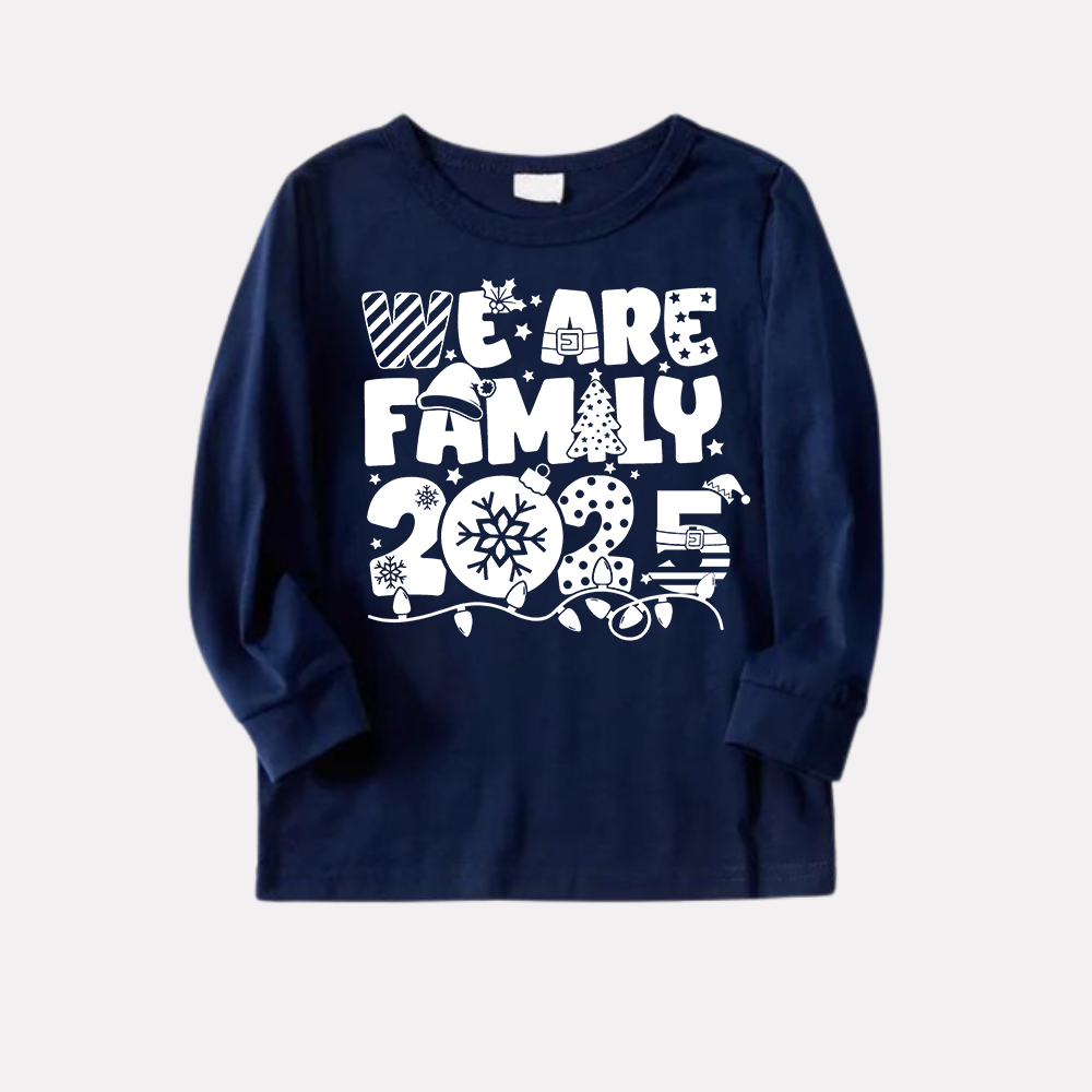 Drune | We Are Family 2025 Weihnachts-Pyjama-Set - Marineblaues Oberteil Rote und Marineblaue Karohosen Weißer Text Grafik