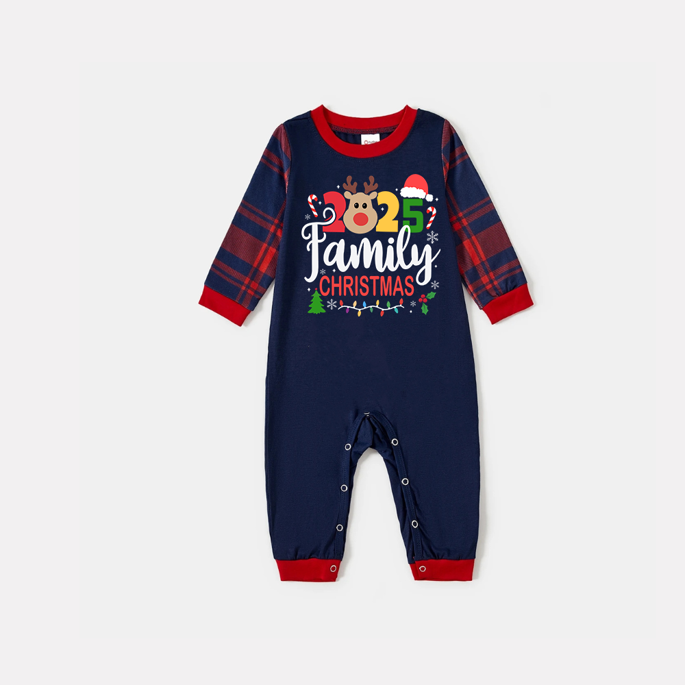 Drune | "Familienweihnachten 2025" Text und Rehprints Blau Langarmshirt mit Rot-Blau Karierten Hosen Weihnachts passende Schlafanzüge