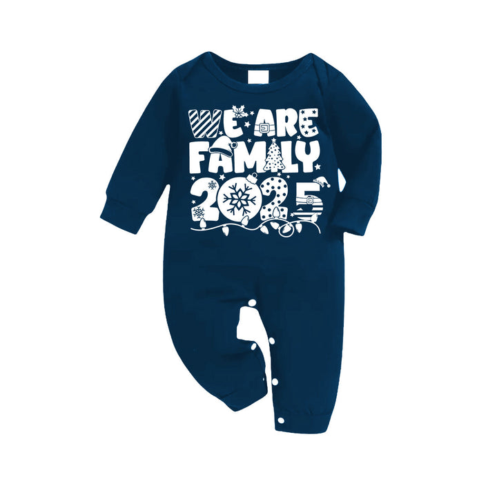 Drune | We Are Family 2025 Weihnachts-Pyjama-Set - Marineblaues Oberteil Blaue Karohose Weißer Text Grafik