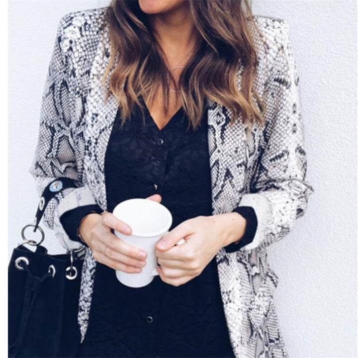 Damen Leichter Longblazer mit Schlangenprint, offener Front und aufgesetzten Taschen Drune