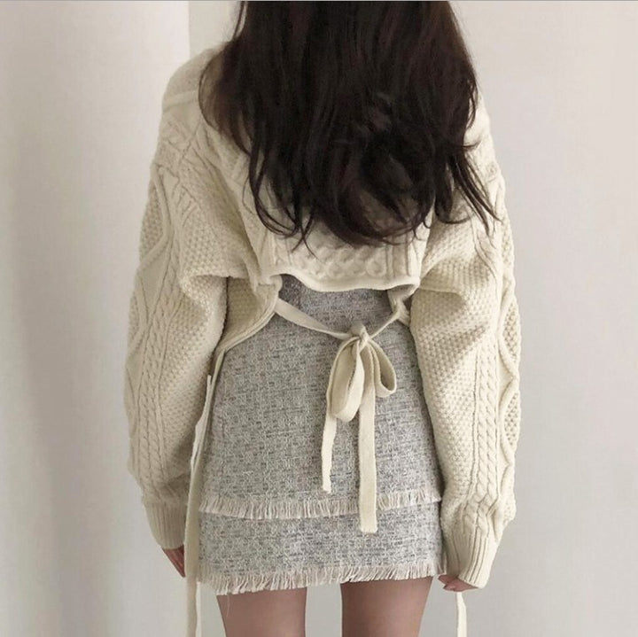 Damen Lange Strickjacke mit Taillengürtel und kunstvollem Zopfmuster Drune