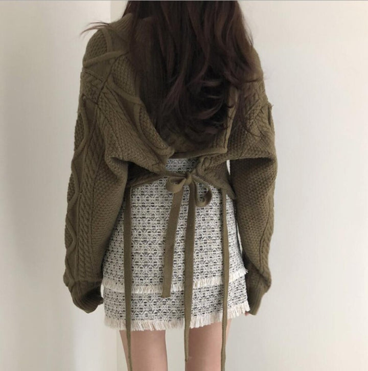 Damen Lange Strickjacke mit Taillengürtel und kunstvollem Zopfmuster Drune