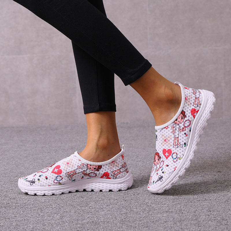 Damen Verspielte Slip-On Sneakers mit medizinischem Cartoon-Print, atmungsaktivem Mesh und gepolsterter Memory-Sohle Drune