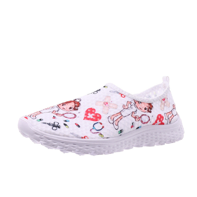 Damen Verspielte Slip-On Sneakers mit medizinischem Cartoon-Print, atmungsaktivem Mesh und gepolsterter Memory-Sohle Drune