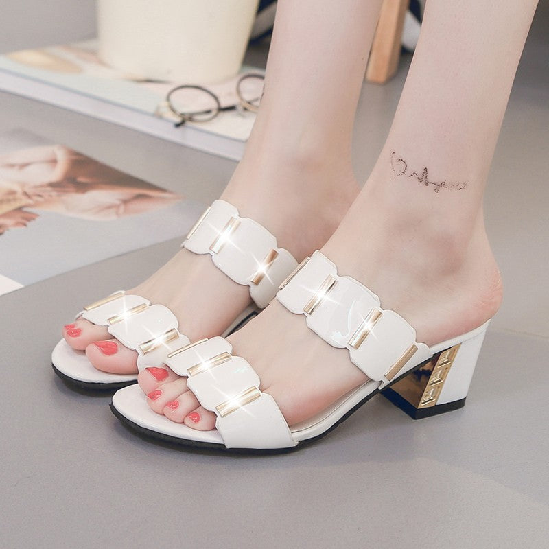 Damen nan Patent-Sandalette mit zwei breiten Zierriemen und goldakzentuiertem Blockabsatz Drune