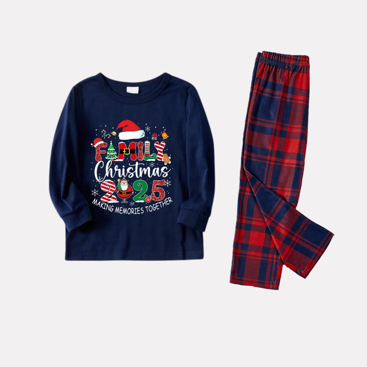 Drune | Marineblaues und rotes karriertes Weihnachts-Pyjama-Set mit dem Textdruck "Familienweihnachten 2025 Erinnerungen zusammen schaffen"