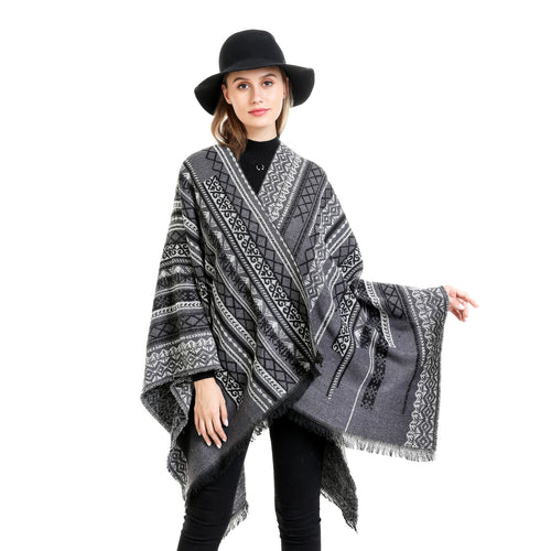 Damen Ruana-Poncho im kastigen Kimono-Fall mit feiner Jacquard‑Webstruktur und Fransensaum Drune