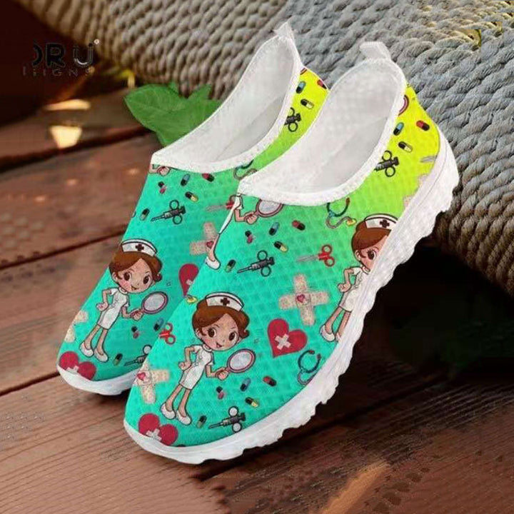 Damen Verspielte Slip-On Sneakers mit medizinischem Cartoon-Print, atmungsaktivem Mesh und gepolsterter Memory-Sohle Drune