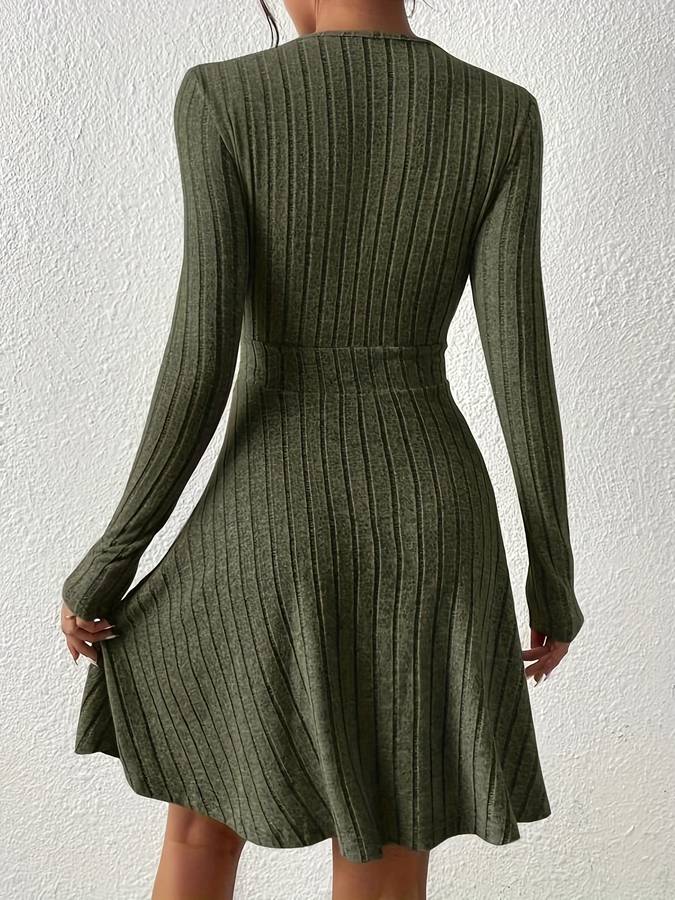 Drune - Skaterkleid mit geripptem V-Ausschnitt