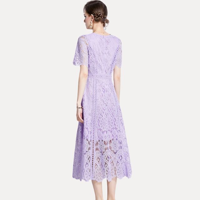 Drune | Raffiniertes Spitzen-Midikleid mit Taillenbetonung