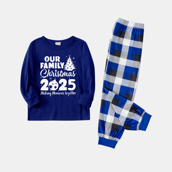 Drune | Unser Familienweihnachten 2025 Erinnerungen gemeinsam schaffen' Buchstaben Druck (Weiß) Blaue Karierte Familienpassende Pyjamas