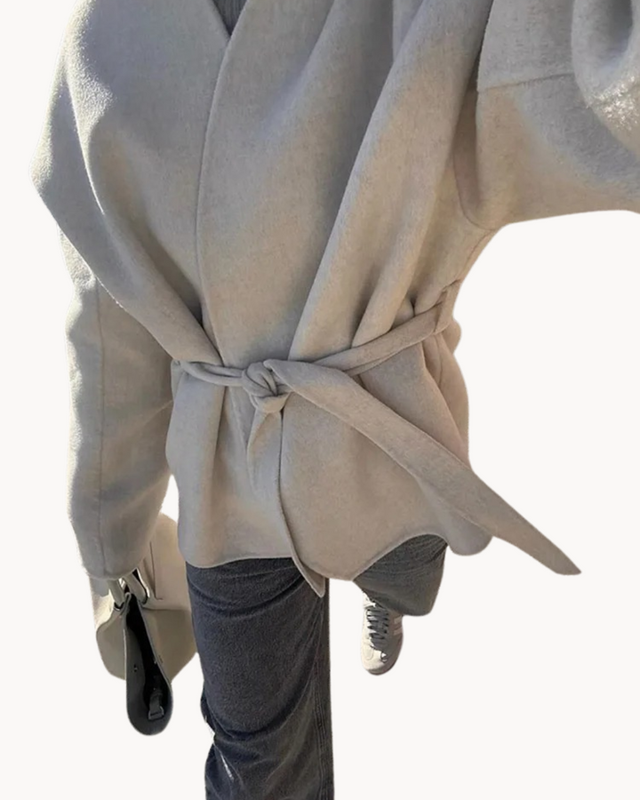 Drune | Taillierte Damenjacke mit Schickem Gürteldesign
