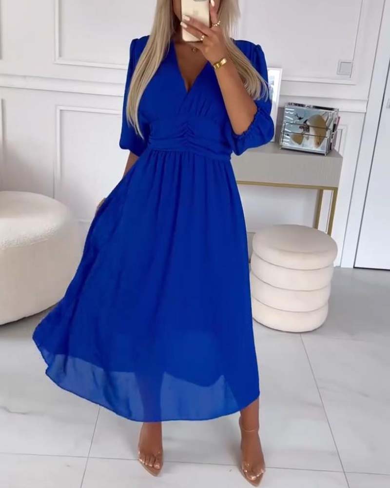 Drune | Unifarbenes Tailliertes Kleid mit V-Ausschnitt