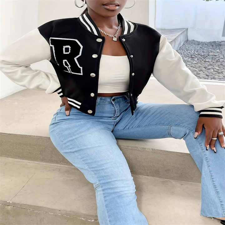 Drune | Varsity Bomberjack Damen, Kurzes Modell mit Buchstabenpatch und Druckknopfverschluss