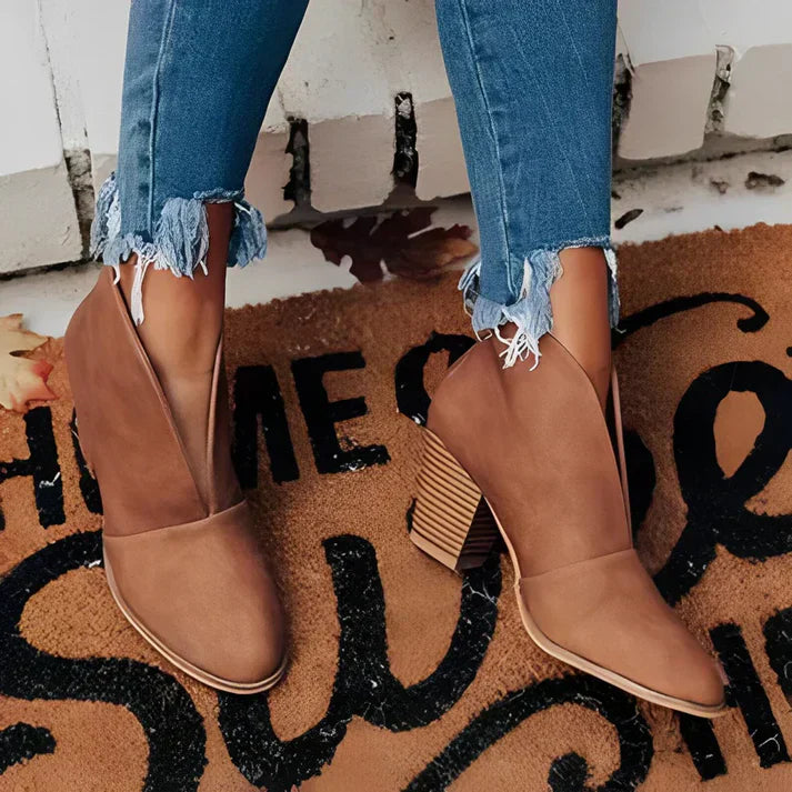 Drune | formbewusster Knöchelstiefel mit tiefem V-Ausschnitt für einen trendigen Look