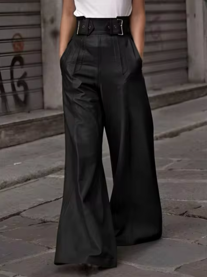 Drune | Hohe Lederhosen für Damen kaufen – Elegante Lederhose mit Pliserdetails